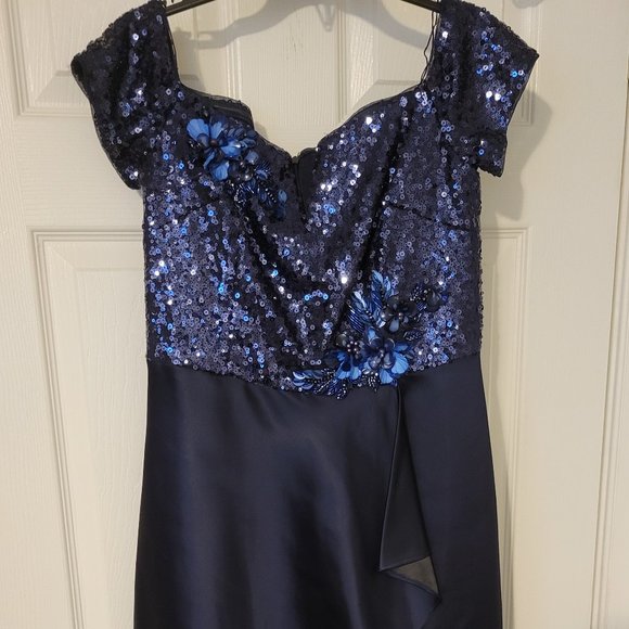 Dresses - Picture 3 of 16